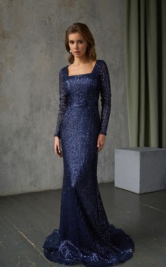 Robe de soirée fourreau à sequins, col carré et manches longues, ornée de perles