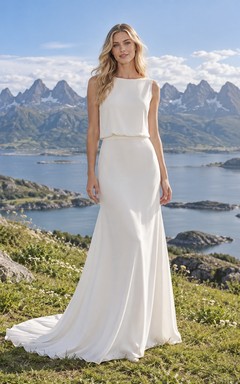 Sencillo vestido de novia de crepé sin mangas con escote barco, estilo sirena, corpiño tipo blusa y cola.