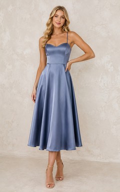 Schlichtes, stahlblaues Brautjungfernkleid mit Spaghettiträgern und Herzausschnitt aus Satin in A-Linie und Teelänge.