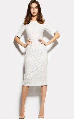 Robe fourreau en dentelle à manches courtes et fente, longueur genou, style bateau.