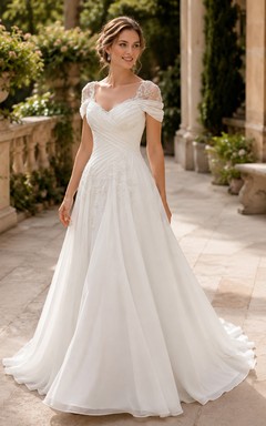 Robe de mariée trapèze en mousseline de soie à imprimé empire et appliques, ornée d'un bonnet croisé