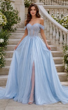 Himmelblaues schulterfreies, plissiertes Tüll-Ballkleid mit Schlitz und bodenlangem Rock