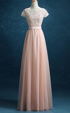 Robe de bal longue en tulle et dentelle rose poudré, idéale pour les soirées formelles.