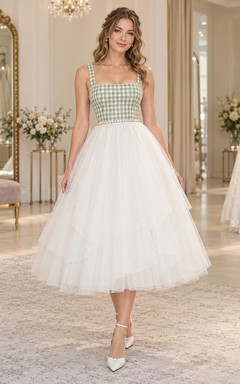 Vestido de novia vintage de corte A con falda acampanada, escote cuadrado, tirantes anchos y falda de tul con volantes, largo hasta la rodilla, estampado de cuadros verdes, estilo vichy vintage.