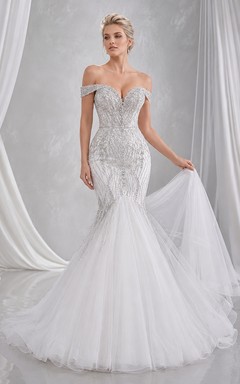 Silbernes, perlenbesetztes Meerjungfrauen-/Trompeten-Brautkleid mit schulterfreiem Ausschnitt, kurzen Ärmeln und bodenlanger Schleppe – ein luxuriöses Abendkleid