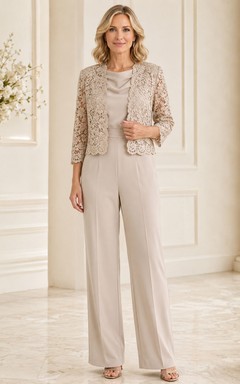 Champagnerfarbener Jumpsuit mit Bolerojacke aus Spitze am Rundhalsausschnitt und weit geschnittener Hose.