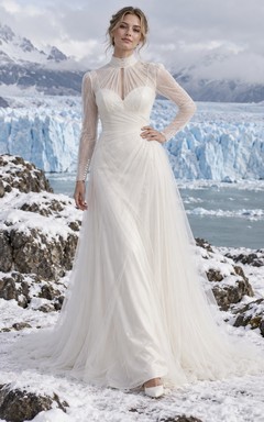 Langärmeliges, hochgeschlossenes Tüll-Brautkleid mit herzförmigem Oberteil und seitlichen Raffungen