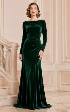 Vestido de noche largo de terciopelo verde oscuro con escote corazón y mangas largas estilo sirena.