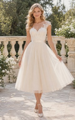 Vestido de novia romántico de tul con escote barco, manga corta y largo hasta la rodilla, estilo jardín.