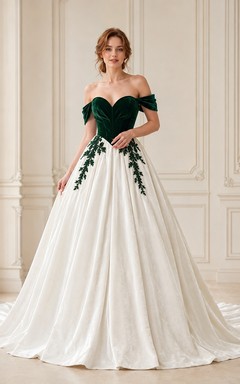 Elegantes Brautkleid aus smaragdgrünem Samt in A-Linie mit schulterfreiem Schnitt, kurzen Ärmeln und Schleppe