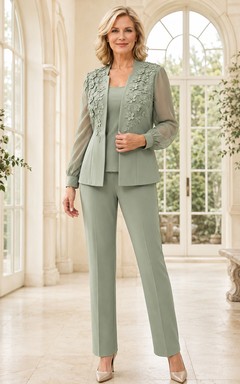 Elegantes, tailliertes Hosenkostüm mit floralen Applikationen, transparenten Ärmeln und schmal zulaufenden Knöchelhosen in Salbeigrün für die Mutter der Braut.