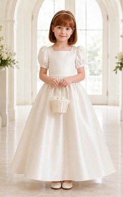 Robe de demoiselle d'honneur blanche classique en satin, coupe trapèze, avec nœud dans le dos, manches bouffantes, col rond et jupe longue.