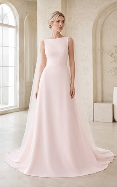 Vestido de novia de satén rosa perla, sin mangas, con escote barco y cola catedral.
