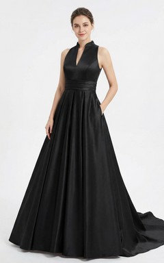 Robe de bal en satin froncé avec traîne.