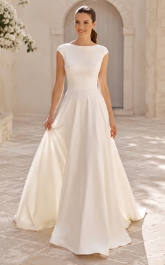 Robe de mariée minimaliste en satin, manches bateau, coupe trapèze, dos nu plongeant et traîne chapelle