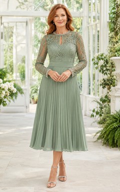 Robe MOB Sauge en mousseline de soie et dentelle, coupe trapèze, manches longues, col montant, longueur thé, plissée