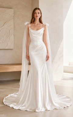 Robe de mariée royale en satin, bretelles bénitier, sans manches, coupe sirène, traîne chapelle, épaule ornée d'un nœud, style domaine.