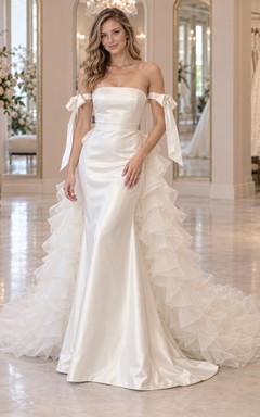 Schulterfreies Brautkleid aus Satin mit Schleifenriemen und fließenden Rüschen