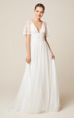 Robe de mariée bohème en dentelle et tulle à manches courtes et col en V éclatant