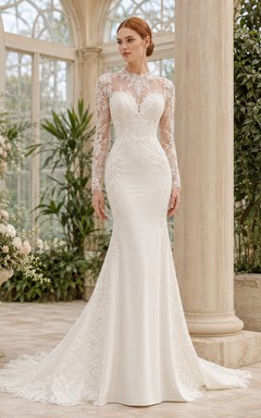 Robe de mariée modeste en dentelle et tulle, coupe sirène, col rond, manches longues et traîne chapelle.