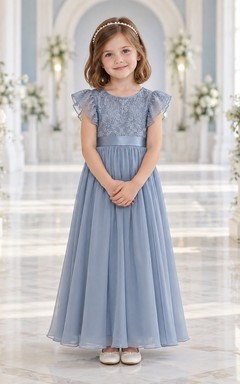 Vestido de niña de flores azul discreto, de gasa, corte en A, mangas con volantes, largo hasta los tobillos y lazo en la espalda.