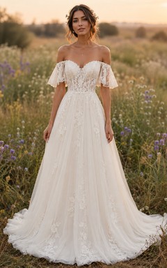 Robe de mariée bohème trapèze, épaules dénudées, décolleté cœur, tulle et dentelle appliqués, longueur au sol, traîne chapelle, ivoire