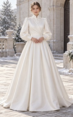Vestido de novia de satén cruzado con cuello alto y mangas largas estilo obispo.