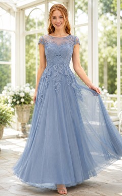Schieferblaues Tüll-Ballkleid mit kurzen Ärmeln und Applikationen