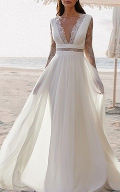 Vestido de novia etéreo de gasa con corte en A y mangas transparentes.