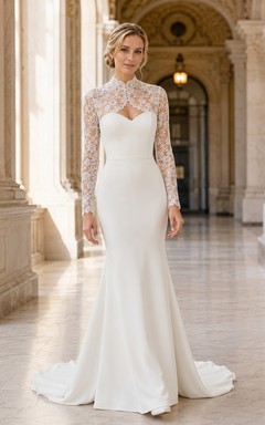 Vestido de novia formal de corte recto con cuello alto y manga larga.