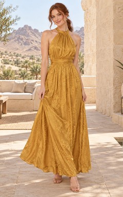 Vestido de invitada de boda bohemio color mostaza con cuello alto y escote halter.