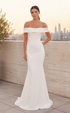 Elegante vestido de novia de satén sin mangas con escote Bardot y cola larga, estilo sirena, ideal para una boda íntima.