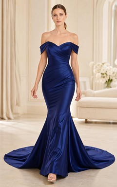 Robe de mariée sirène en satin bleu marine à épaules dénudées et froncée avec traîne chapelle