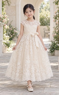 Vestido de niña de flores modesto, de corte A, color marfil, con estampado floral, encaje, mangas cortas y fajín, hasta la rodilla.