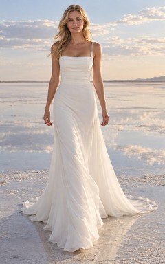 Vestido de novia sencillo de gasa con escote cuadrado, tirantes finos y cintura drapeada.