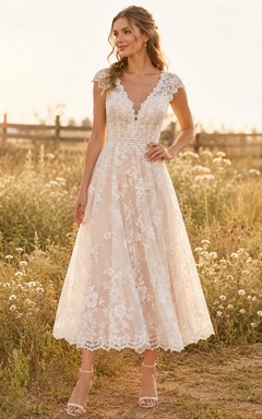 Vestido de novia bohemio de encaje con escote en V y mangas cortas, largo hasta la rodilla, estilo campestre, ideal para bodas en jardines.