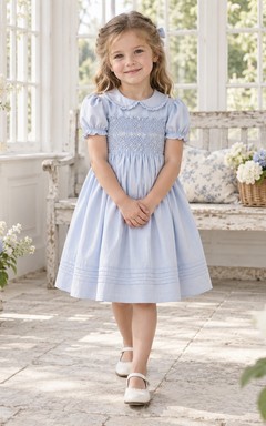 Vestido de niña de flores azul vintage hasta la rodilla, corte en A, mangas abullonadas, bajo fruncido con pliegues y cuello Peter Pan.