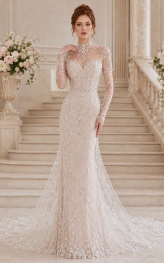 Robe de mariée sirène en dentelle fine, col montant, manches longues, traîne chapelle, ornée d'appliqués floraux, style jardin.