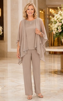 Schlichter, mehrlagiger Chiffon-Hosenanzug in Taupe für die Mutter der Braut mit verziertem Rundhalsausschnitt, halblangen, drapierten Überwürfen und gerader Hose.