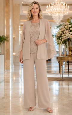 Eleganter, champagnerfarbener Hosenanzug aus Spitze mit weitem Bein, langem Cape und weitem Bein, Dreiviertelärmeln und fließendem Überwurf für die Mutter der Braut