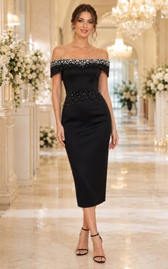 Vestido de fiesta negro de satén con escote de hombros descubiertos y cristales, largo hasta la rodilla.