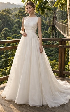 Vestido de novia sencillo, modesto, sin mangas, con escote joya, de gasa, corpiño fruncido, corte en A y cola larga.