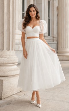 Conjunto de novia de tul largo hasta la rodilla con top corto abullonado y escote corazón.