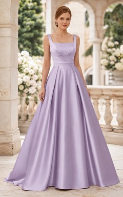 Robe de mariée lilas en satin, décolleté carré, bretelles carrées et traîne.