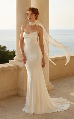 Elfenbeinfarbenes, trägerloses Brautkleid aus Satin mit Bindebändern