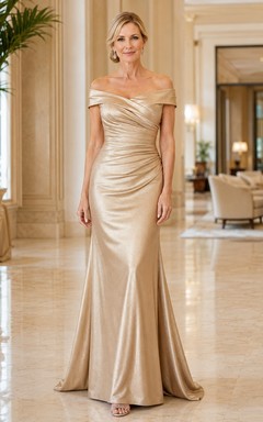 Champagnerfarbenes, luxuriöses, schulterfreies Meerjungfrauenkleid aus Metallic-Satin mit diagonalen Raffungen für die Mutter der Braut.