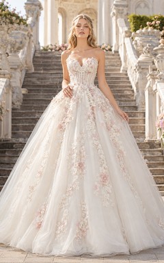 Vestido de gala con apliques florales para bodas en jardines palaciegos