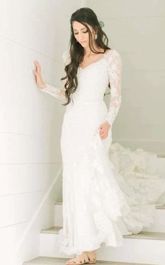 Langärmeliges Brautkleid aus Spitze mit V-Ausschnitt, Illusionsausschnitt, tiefem Rückenausschnitt und Schleppe