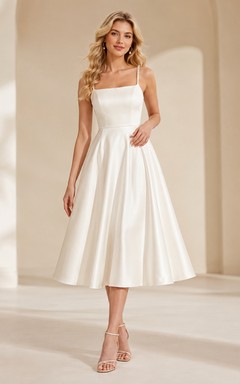 Robe de passage à l'âge adulte en satin blanc nacré à fines bretelles et longueur thé