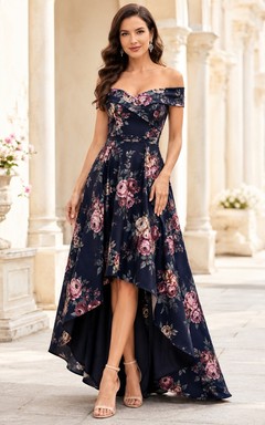Robe de soirée romantique bleu marine foncé à fleurs, épaules dénudées, en mousseline, coupe trapèze asymétrique.